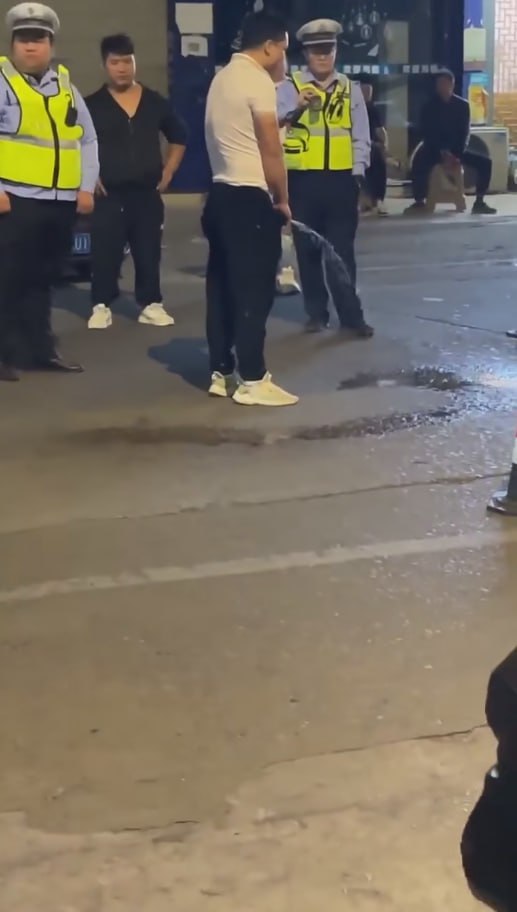 图片[7]-一男子大街上众目睽睽直接开始撒尿 尿完陈警察不注意 一个箭步逃跑 快笑死了 最后-赤赤哗热瓜黑料中心