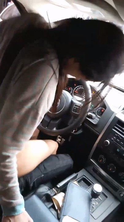 图片[8]-闹市区边开车边观音坐莲 女主屁股摇的飞起 还能一边开车 玩的真花-赤赤哗热瓜黑料中心