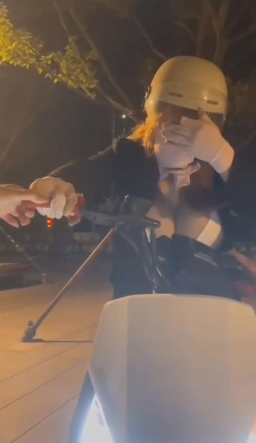 图片[7]-这是哪位网友 打扮成女的去女厕所偷拍被抓住 你弄个小奶子不行 你弄这么大奶子一眼-赤赤哗热瓜黑料中心