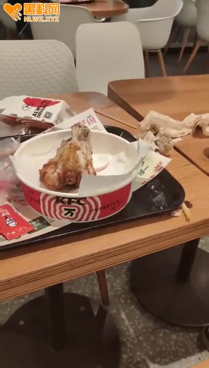 图片[9]-现在的精神小伙穷的连饭都吃不起了 湖南彬州 小伙直接进麦当劳吃别人剩下的骨头 头-赤赤哗热瓜黑料中心