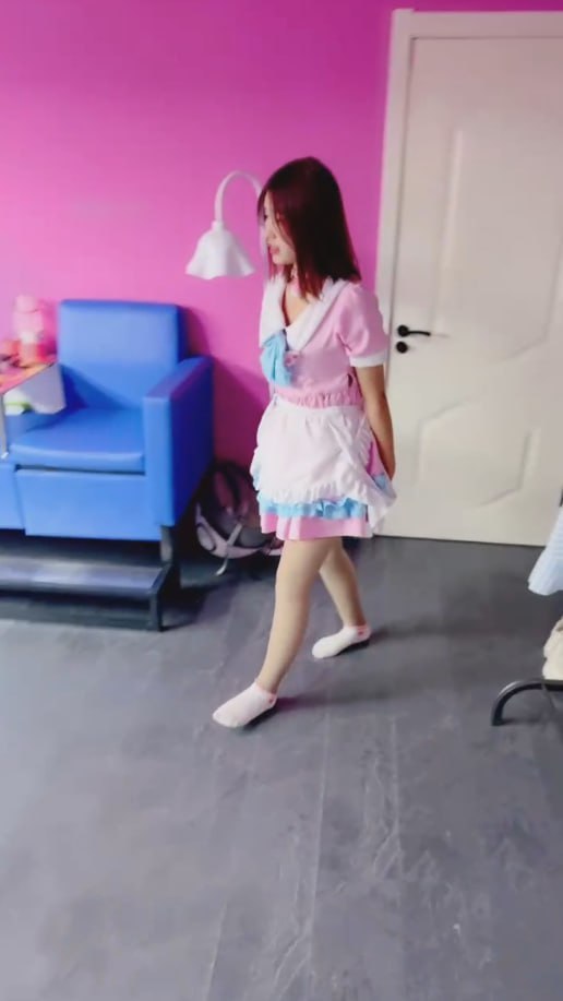 大学校花被女主人带到台球厅调教 舔脚扇耳光吃口水 疯狂踩踏羞辱-赤赤哗热瓜黑料中心