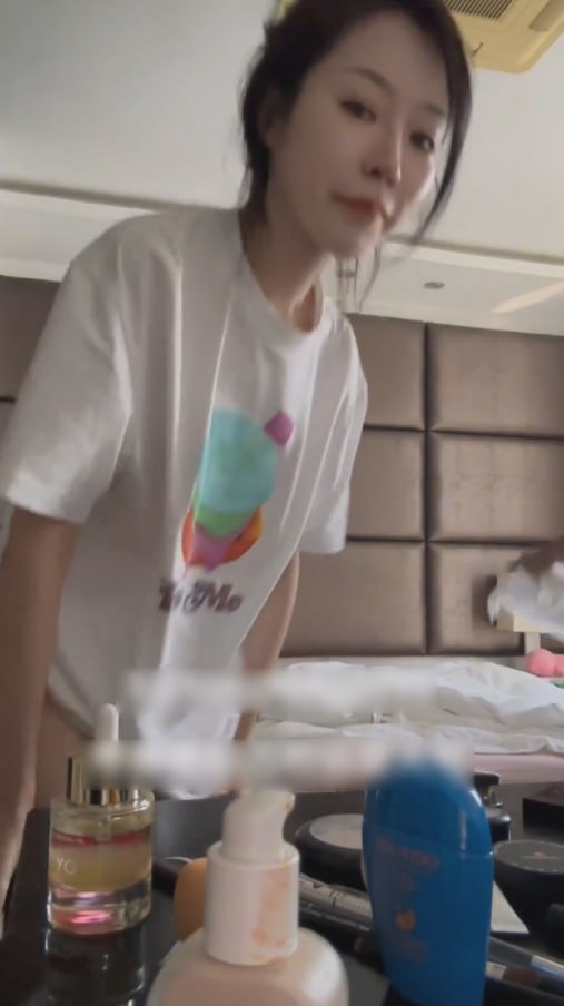 图片[8]-露出界扛把子彤彤乖 出国也不忘发骚 对着客服男服务员 说我是个贱逼事个骚婊子 还-赤赤哗热瓜黑料中心