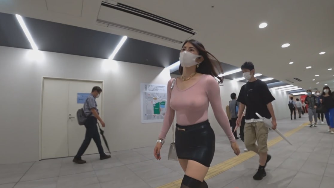 巨乳肥臀骚母狗 蕾丝丁字裤 地铁上大胆露出 双腿打开毫廉耻心 大奶子乳头看的一清-赤赤哗热瓜黑料中心