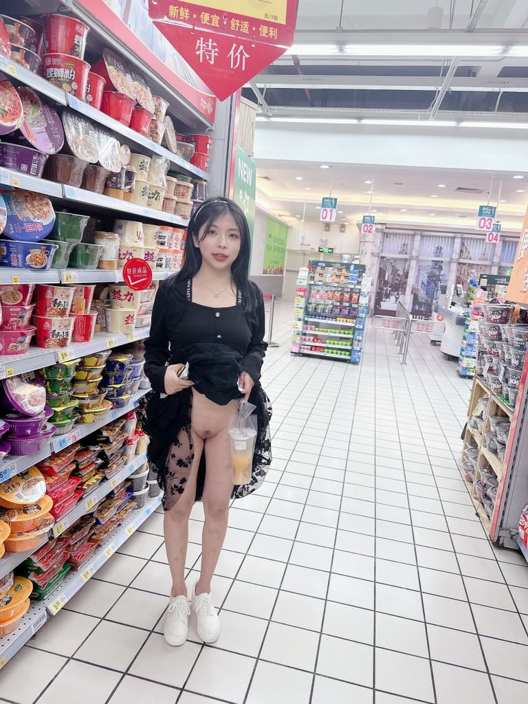 图片[10]-经典必看！极品现任女友沦为母狗被男友拿出来现场教学！当众下跪 扇耳光 舔脚 喝尿-赤赤哗热瓜黑料中心