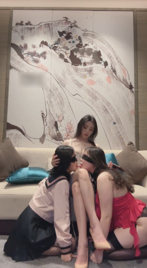 女王一次性调教两个极品美女 双女接吻舔脚交换唾液 被各种踩头羞辱 场面相当刺激-赤赤哗热瓜黑料中心