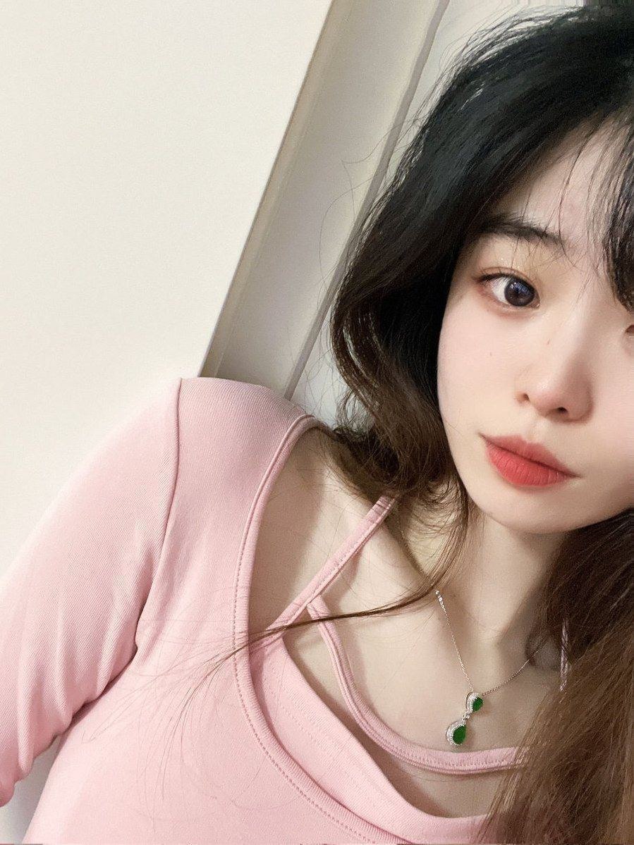 #大学生 #约炮 #后入 漂亮女大学生玩游戏约炮，被一顿后入爆操，还露出粉嫩小穴-赤赤哗热瓜黑料中心