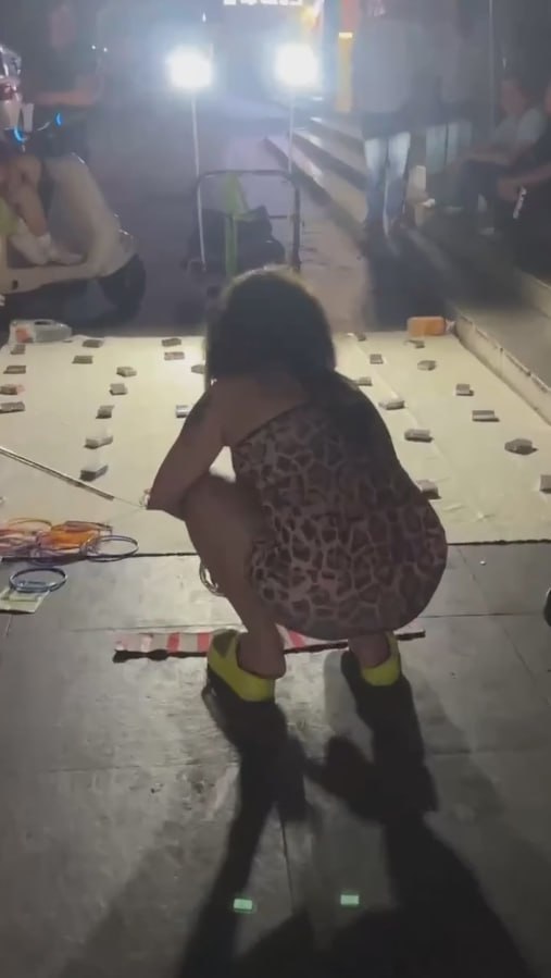 图片[9]-淄博夜市 豹纹露逼女事件 真是丑人多作怪 阴毛是真旺盛 也是真不要脸-赤赤哗热瓜黑料中心