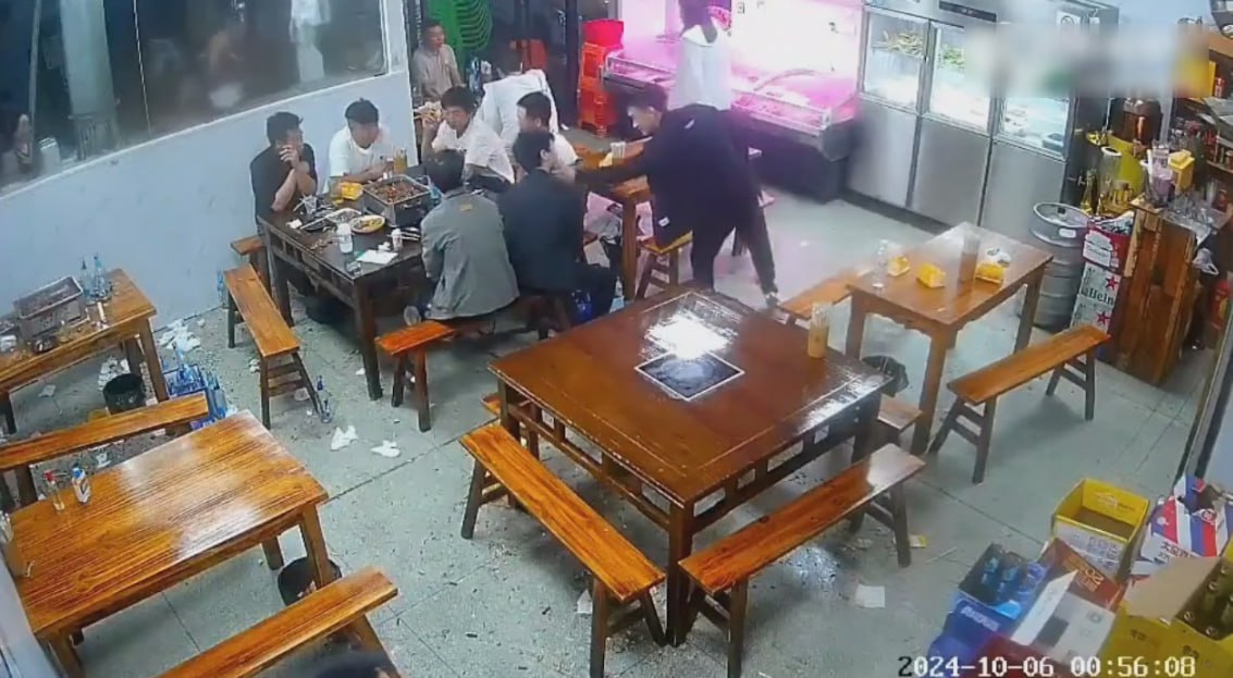 图片[7]-一条丝袜引发的血战 看你女朋友一眼丝袜腿怎么了 小哥不让别人看惨遭围殴-赤赤哗热瓜黑料中心