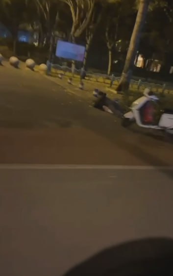 月黑风高 马路旁边直接开搞 人来人往 这俩人犹如无人之境-赤赤哗热瓜黑料中心