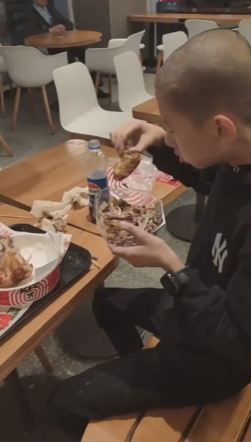 图片[7]-现在的精神小伙穷的连饭都吃不起了 湖南彬州 小伙直接进麦当劳吃别人剩下的骨头 头-赤赤哗热瓜黑料中心