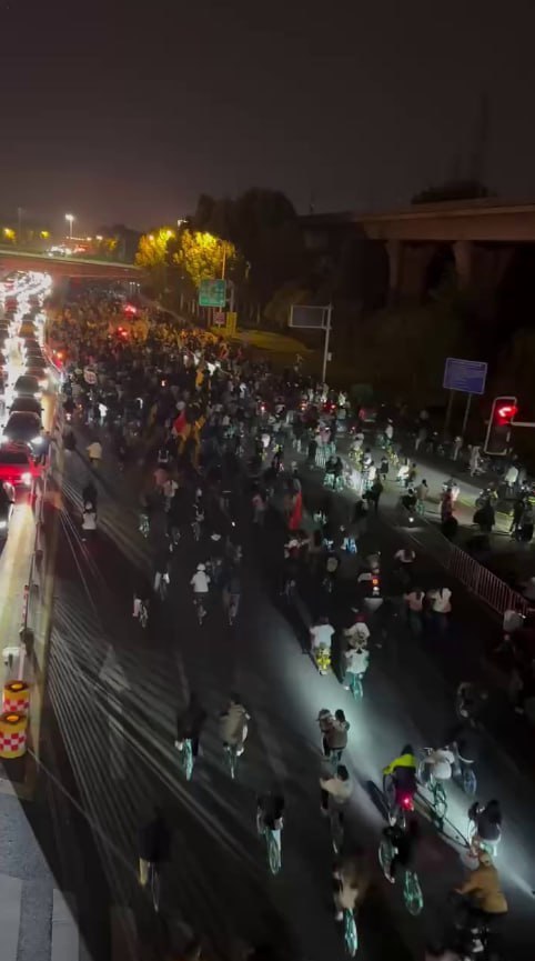 图片[7]-“移动造粪机 酒囊饭袋” 大学生共享单车骑行开封事件！几条主干道上机动车道全部沦-赤赤哗热瓜黑料中心