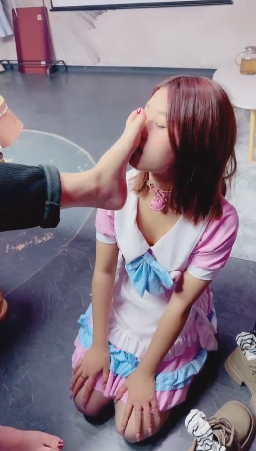 图片[7]-大学校花被女主人带到台球厅调教 舔脚扇耳光吃口水 疯狂踩踏羞辱-赤赤哗热瓜黑料中心
