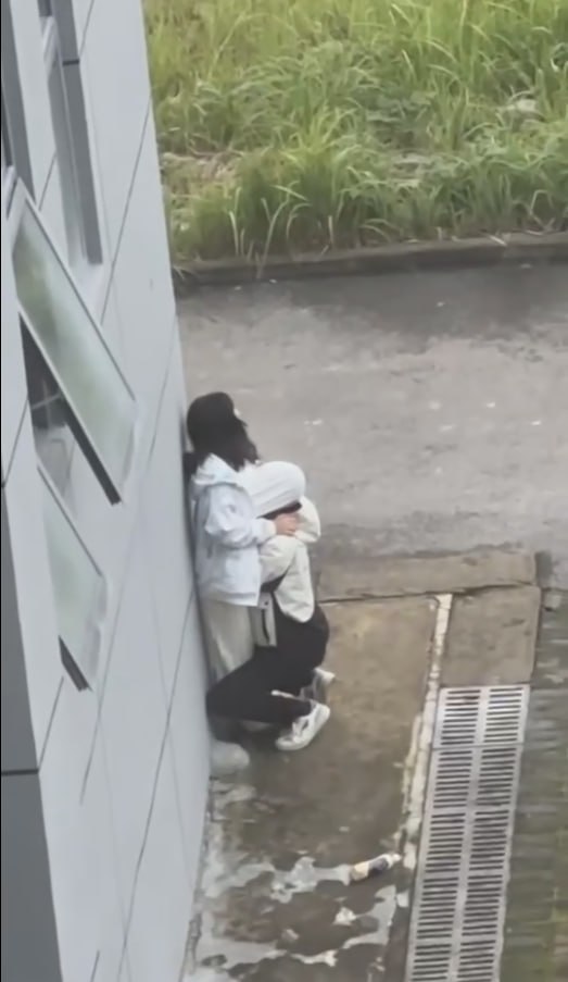 图片[8]-连云港市新海初级中学 小情侣教学楼后偷情 男的直接把头伸进衣服里面吸奶 给拍摄者-赤赤哗热瓜黑料中心