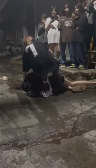图片[8]-一群精神小妹霸凌一个美腿嫩妹 这么好看的腿被按在地上打 太可惜了-赤赤哗热瓜黑料中心