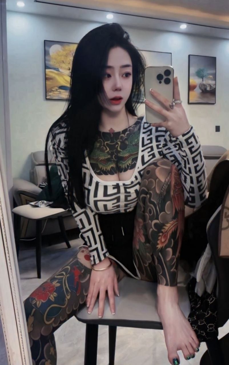 纹身巨乳社会大姐大 酒店展示她的身材 奶子都下垂了 还甩来甩去的-赤赤哗热瓜黑料中心