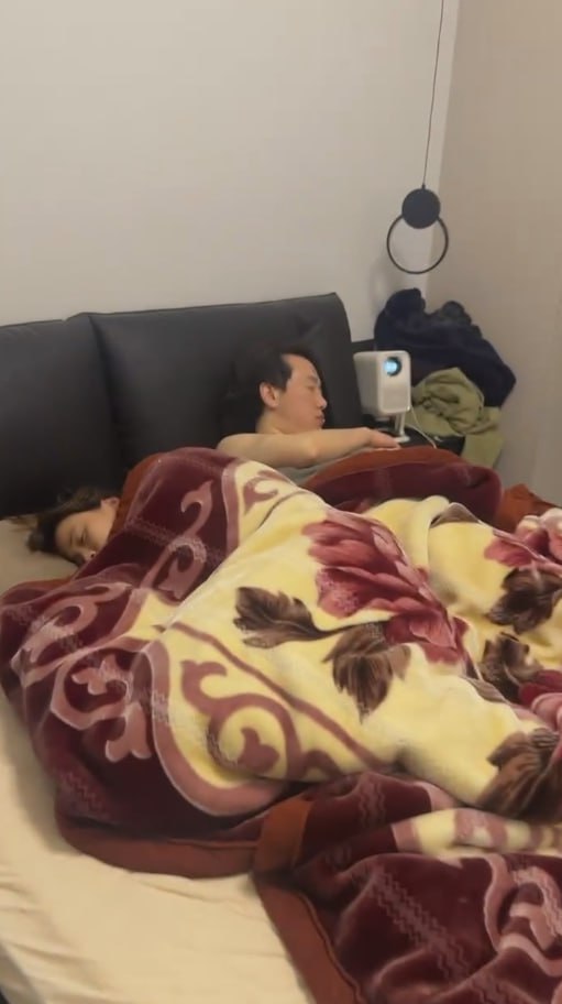 四出轨抓奸现场 大哥睡的正香呢 一个大笔兜直接吓醒了 拼命护住小三-赤赤哗热瓜黑料中心