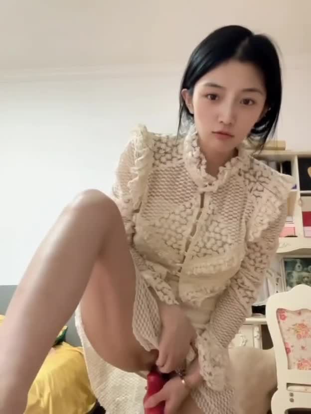 图片[9]-#自慰 #高颜值 #反差 清纯高颜值女神给金主拍调情视频，掀开裙摆露出小屁屁扭动-赤赤哗热瓜黑料中心