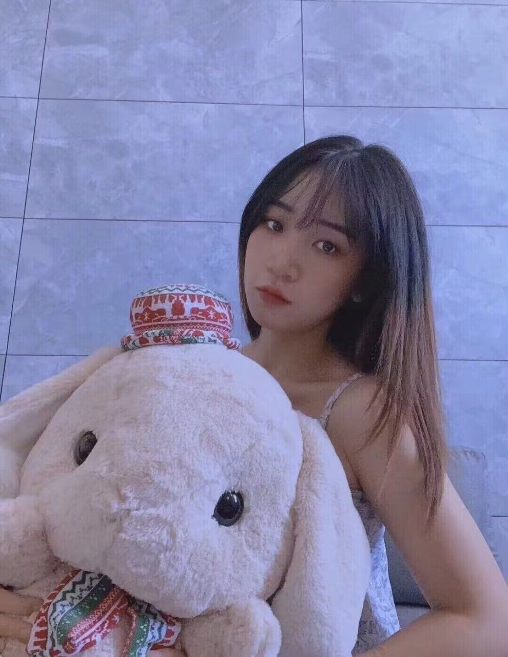 #大胸 #自慰 #母狗 高颜值大胸反差婊被调教，用棒子插入小穴自慰，配合深喉口交-赤赤哗热瓜黑料中心