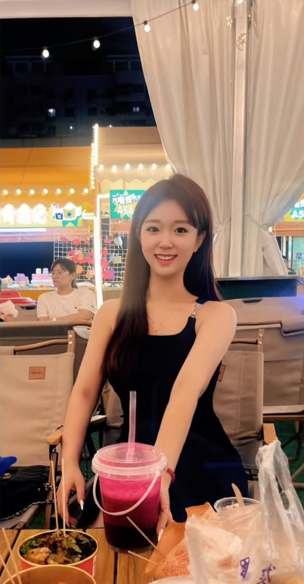 #调教 #口交 #母狗 超高颜值绝美的女大学生被富二代调教，蒙眼红布条温柔以待深-赤赤哗热瓜黑料中心