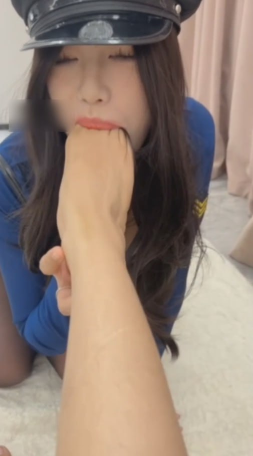 图片[9]-画面太香艳！御姐尤物女王调教巨乳女警小M 激情舌吻交换唾液 舔脚踩头吃白袜太刺激-赤赤哗热瓜黑料中心