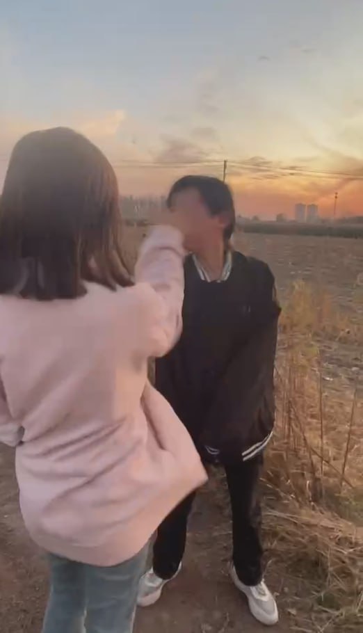 东北再现霸凌事件 几个精神小妹对一个黑衣服少女进行长达5分多钟的 拳打脚踢扇耳光-赤赤哗热瓜黑料中心