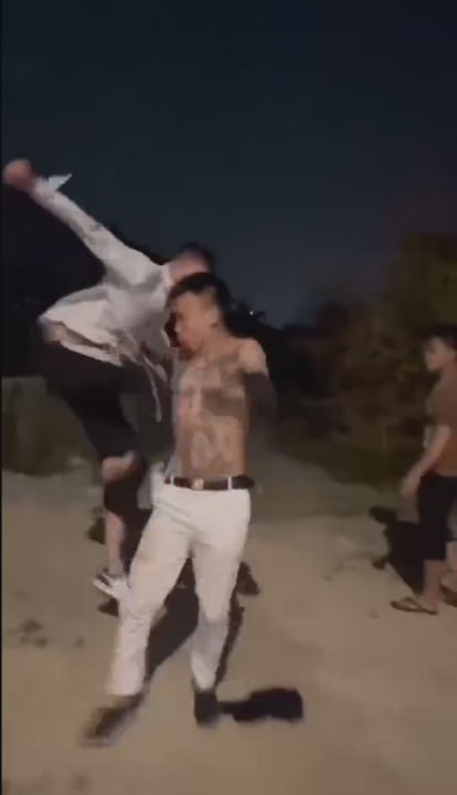 图片[8]-抓获野生精神小伙一枚 刚才跳的有多欢 一会就有多惨-赤赤哗热瓜黑料中心