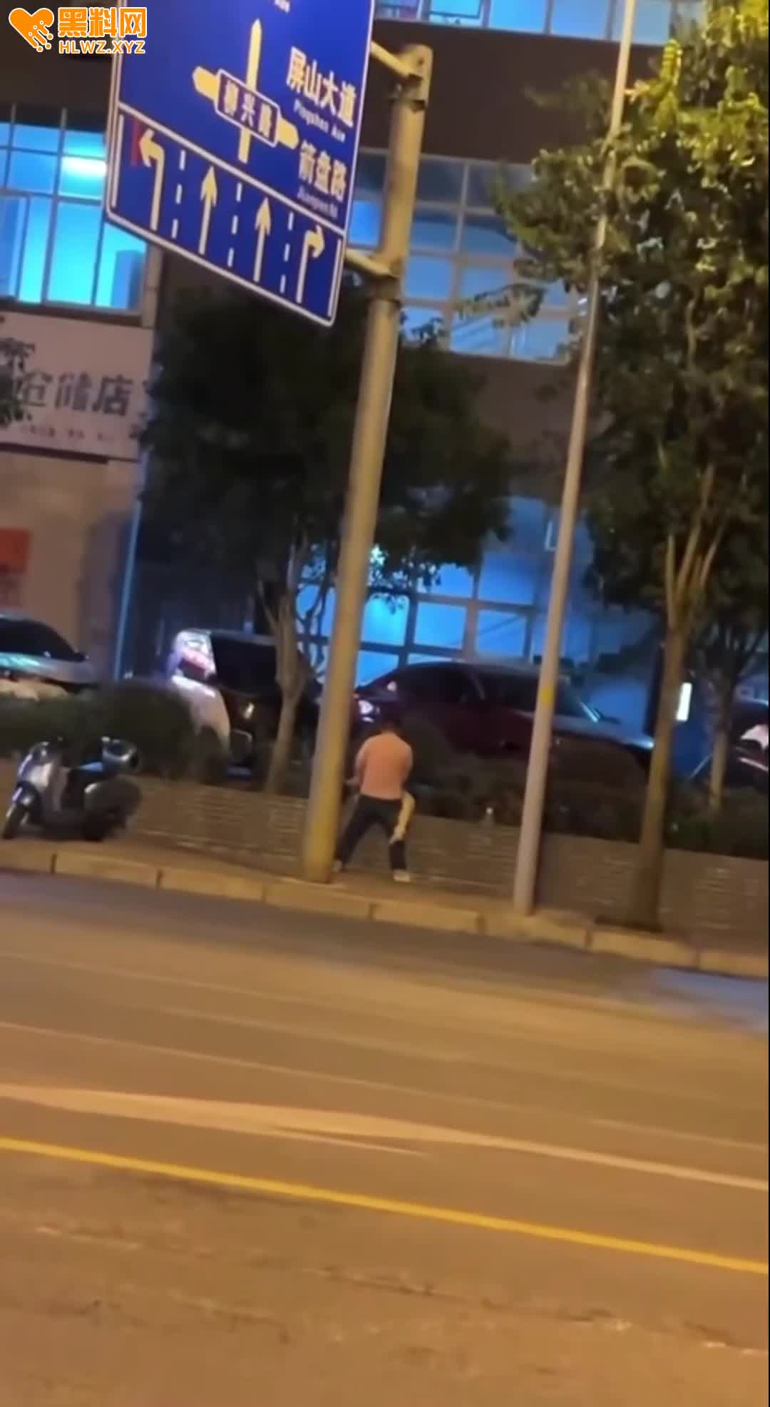 图片[10]-广西柳州醉酒女子被当街强奸事件！ 这哥们捡尸不会带去酒店吗 直接在大马路上就给人-赤赤哗热瓜黑料中心