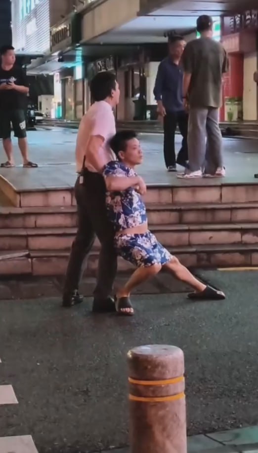 图片[9]-深圳水森林水会 一男子逃单被保安当场抓住 大喊“救命啊” 这大哥的浴服都没换下来-赤赤哗热瓜黑料中心