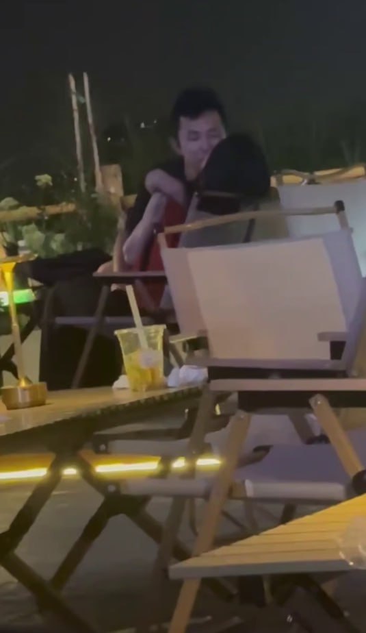 图片[8]-请你不要到处扣扣 发情就要扣扣 情侣露天酒吧激情抠逼 看呆吃瓜小仙女-赤赤哗热瓜黑料中心