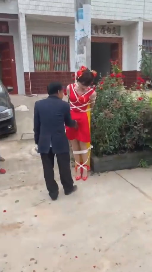 图片[7]-这哪里的风俗？ 结婚前新娘先让老公公摸逼摸奶扇耳光 还要拍摄记录下来 属实有点炸-赤赤哗热瓜黑料中心