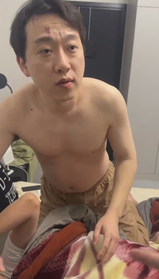 图片[9]-四出轨抓奸现场 大哥睡的正香呢 一个大笔兜直接吓醒了 拼命护住小三-赤赤哗热瓜黑料中心